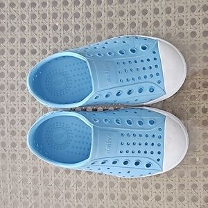 Native light blue shoes c7